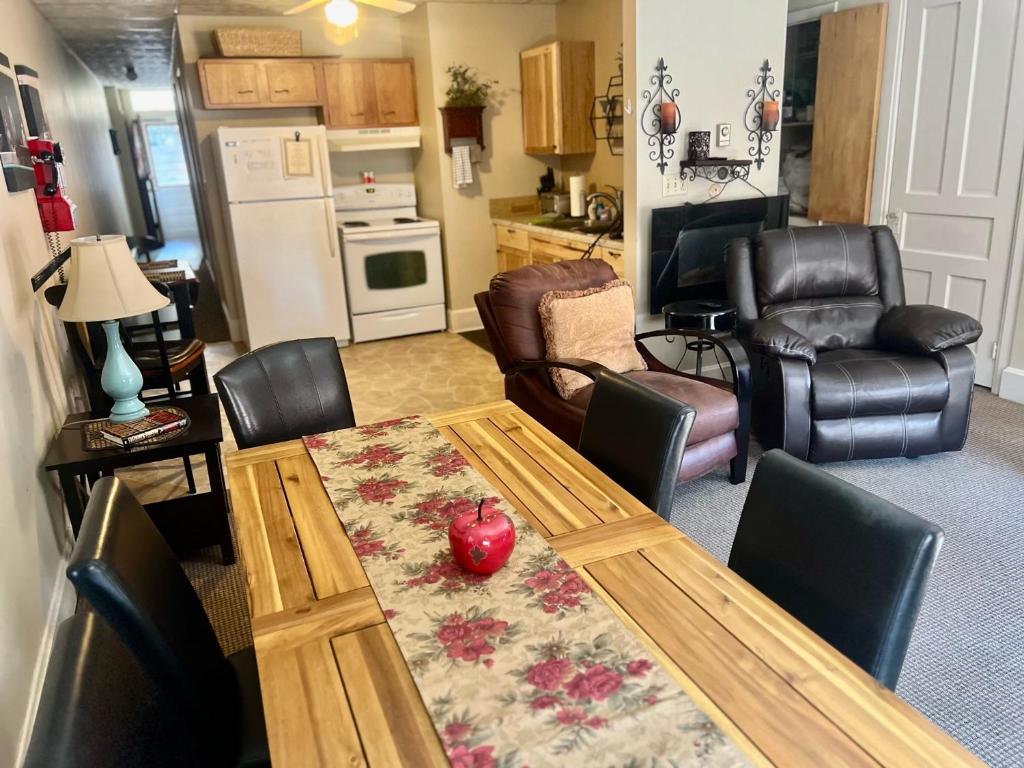 Main Street two bedroom in Galena-Great location! photo 3
