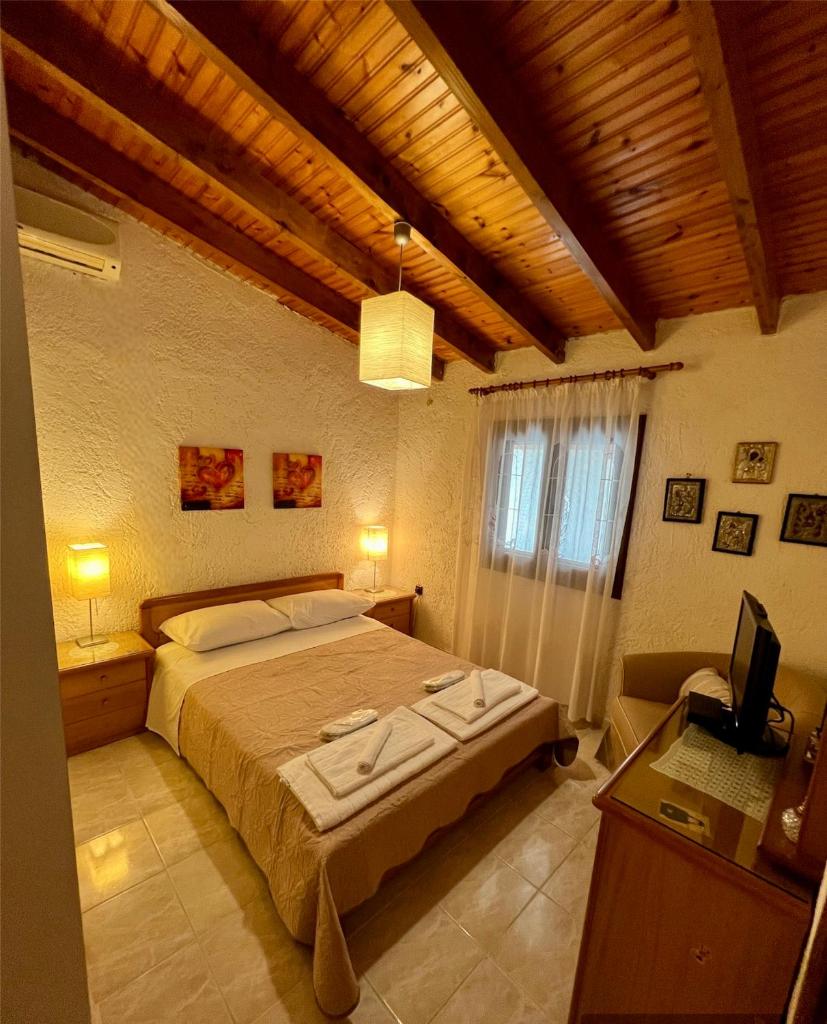 DIMIS swimming pool small villa photo 4