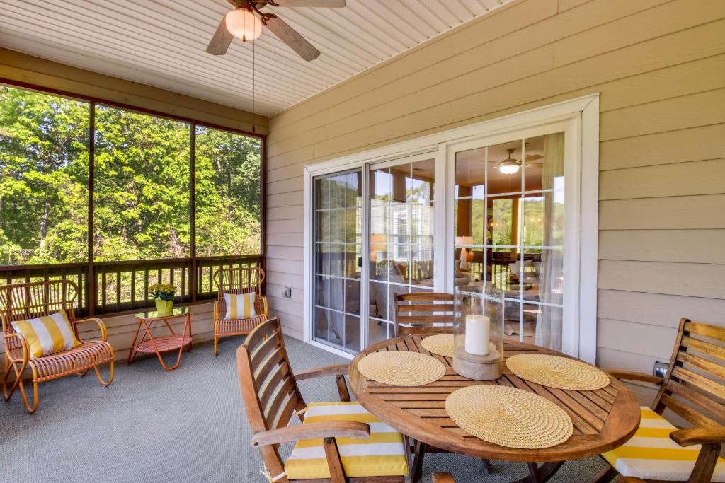 Kingwood Resort Condo with Golf Course Views! photo 1
