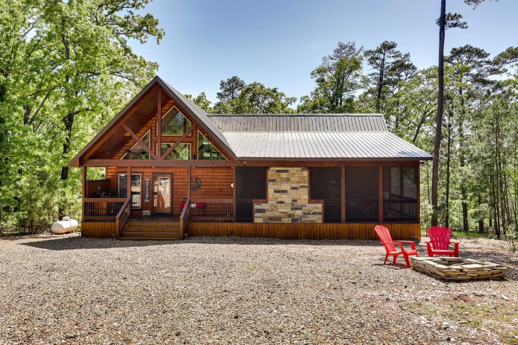 Cozy Broken Bow Rental Cabin with Private Hot Tub!