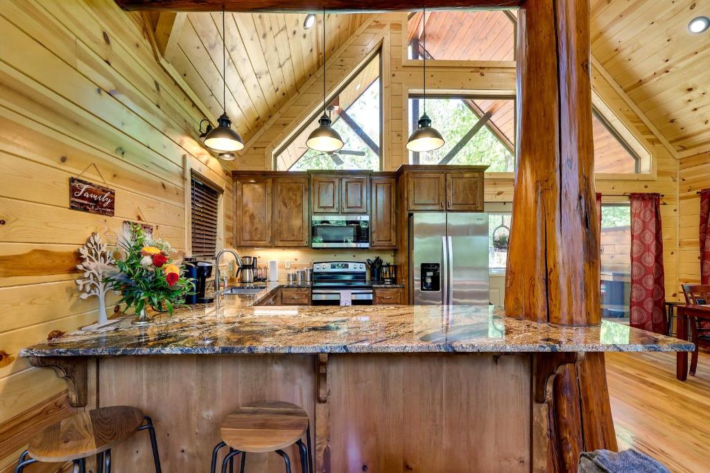 Cozy Broken Bow Rental Cabin with Private Hot Tub! photo 2