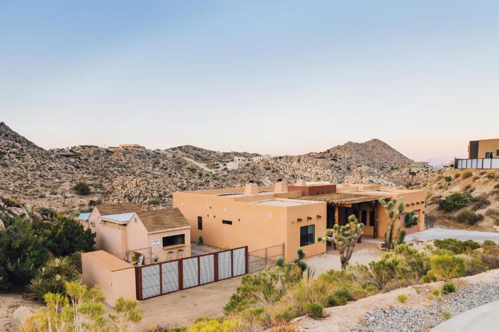 Yucca Valley Gem: Relaxing Adobe Retreat & Pool photo 1