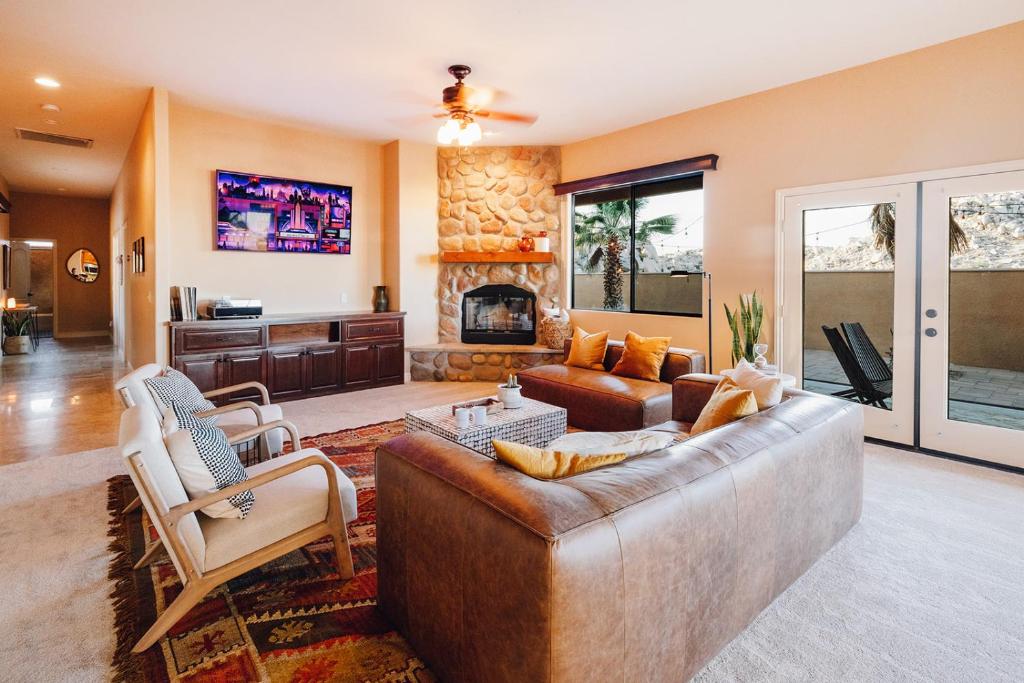 Yucca Valley Gem: Relaxing Adobe Retreat & Pool photo 2