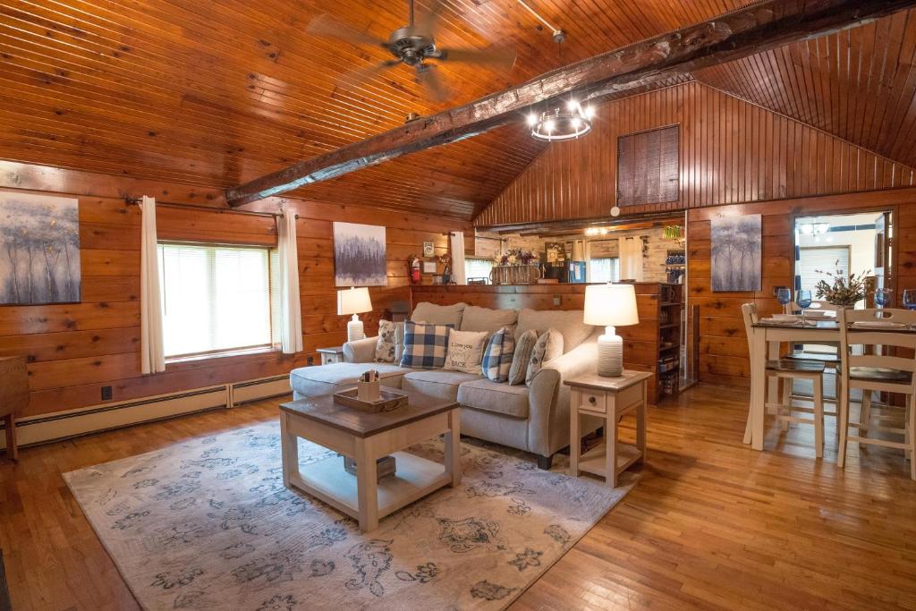 Blue Moon Log Cabin photo 1