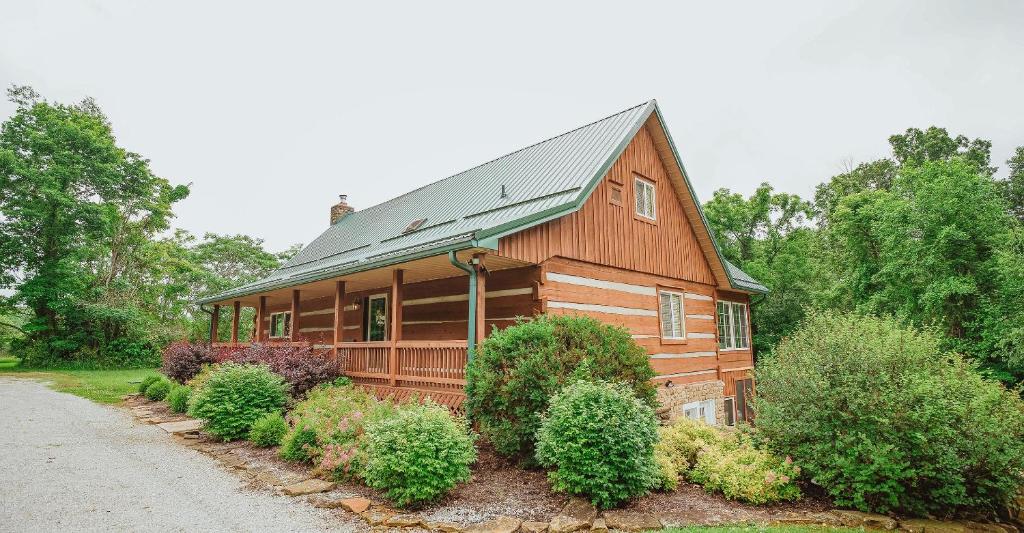 Lorettas Cabin image