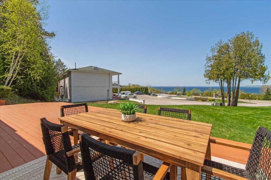 Lake Front home 5Min to DTPetoskey W D Fireplace King photo 4