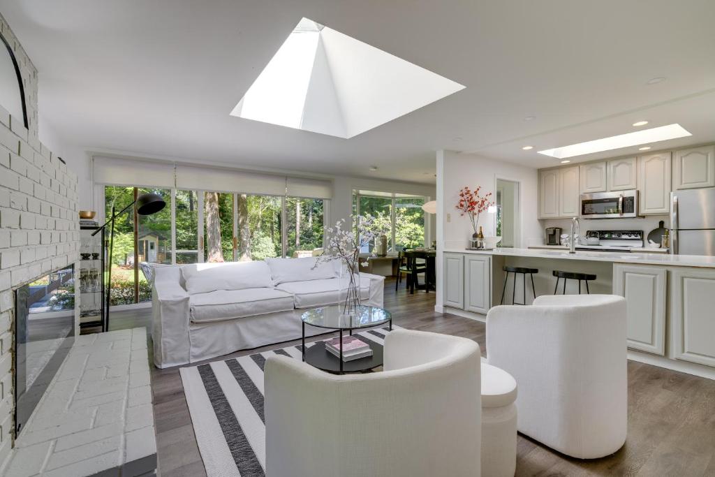 Modern Home 3 Miles to Woodinville Wine Country! photo 1