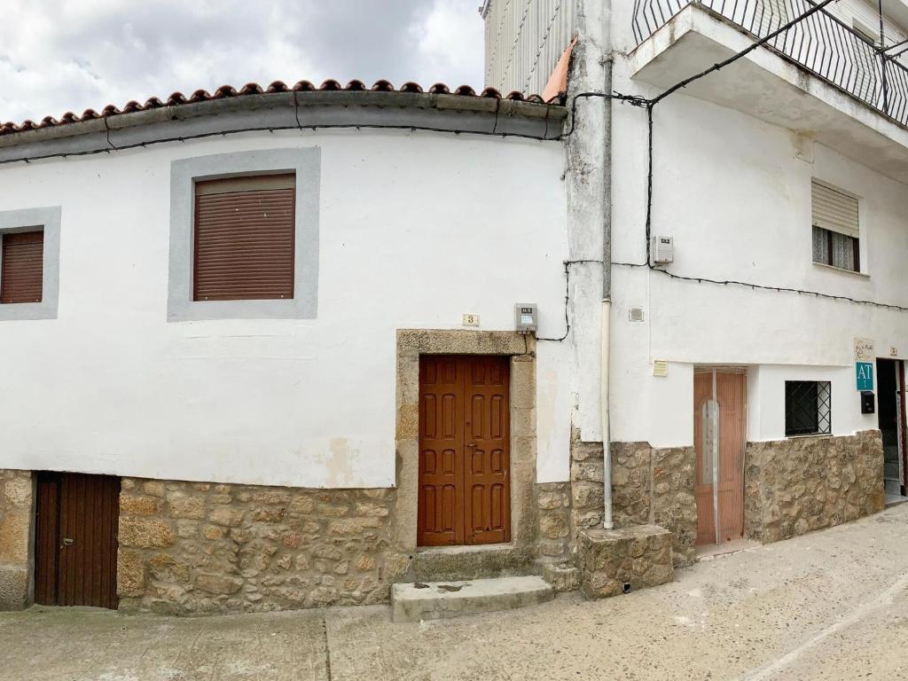 Beautiful holiday home in Villamiel with balcony terrace photo 2