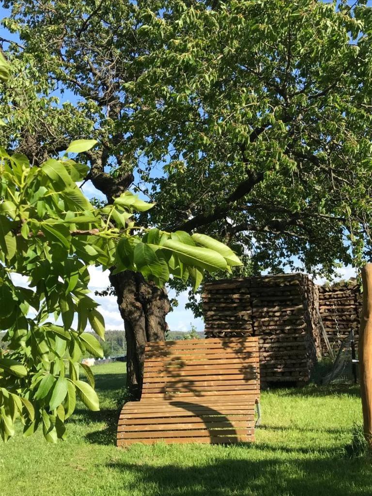 Zelte individuell auf der Obstwiese