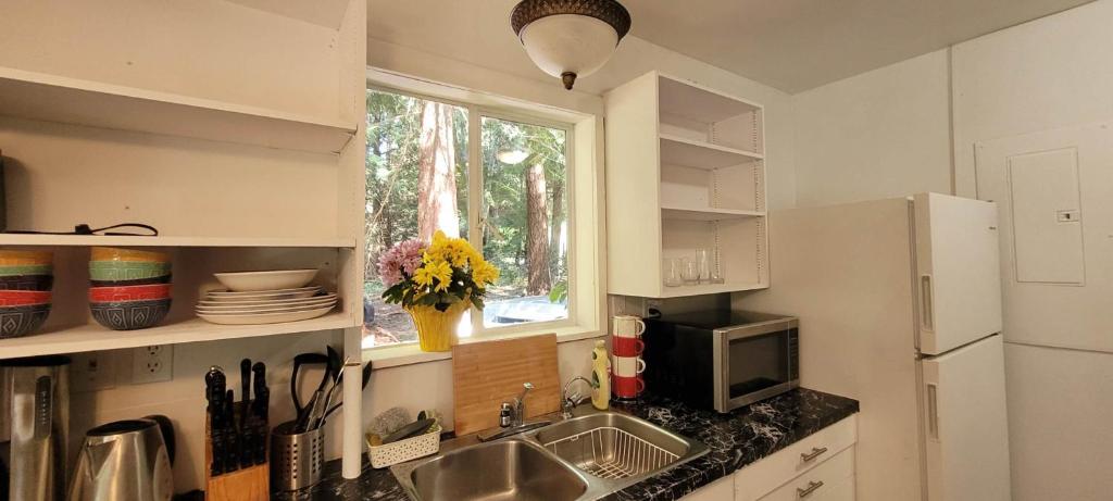Quaint old cedar cottage 2 bedroom near Lund photo 2