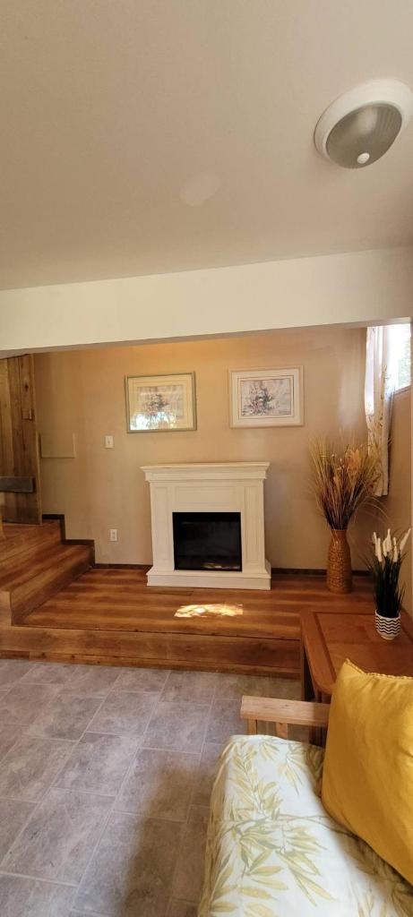 Quaint old cedar cottage 2 bedroom near Lund