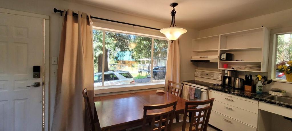 Quaint old cedar cottage 2 bedroom near Lund photo 3