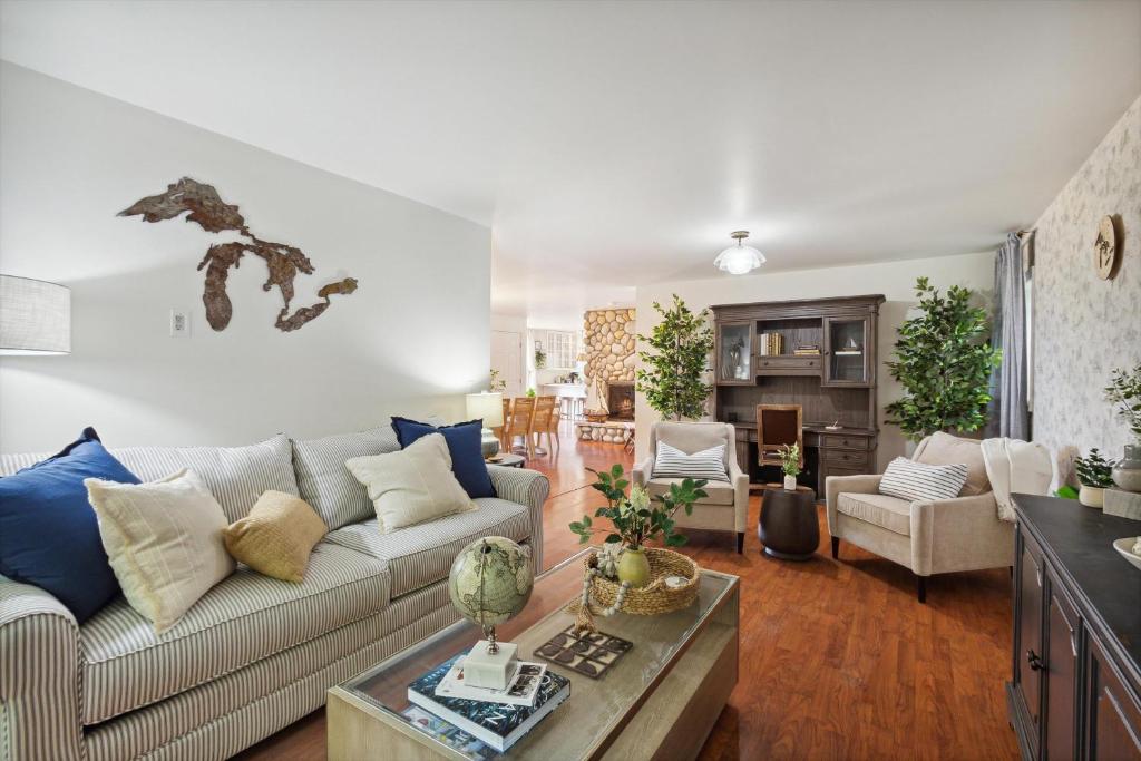 Lake Front home 5Min to DTPetoskey W D Fireplace King