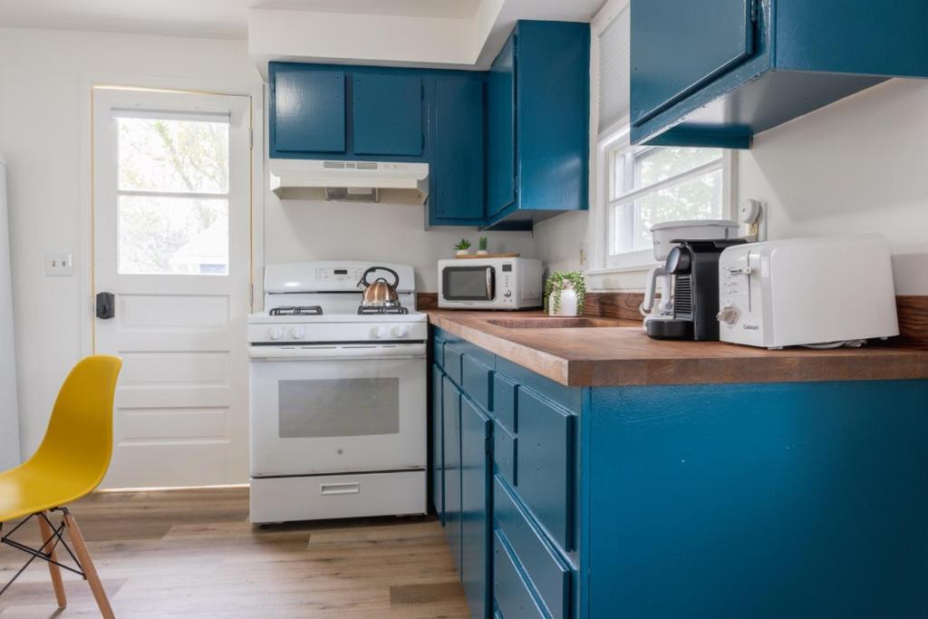 Retro Retreat renovated 2BR, desk, no chore list! photo 4
