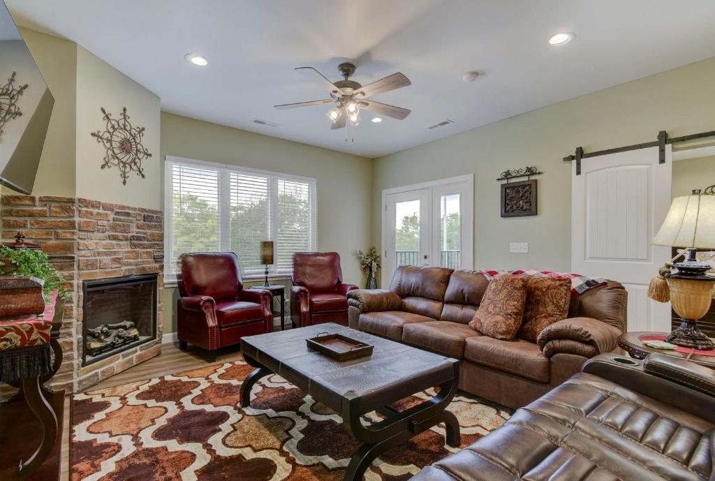 Luxury Condos at Thousand Hills - Heart of Branson - Beautifully remodeled - Spacious and Affordable image