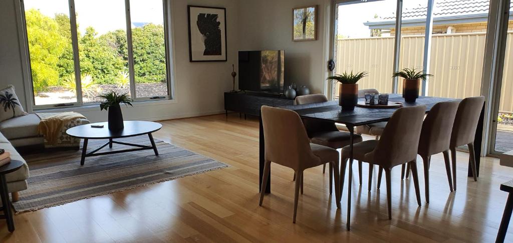 Luxurious beach stay, nearby famous wineries photo 1