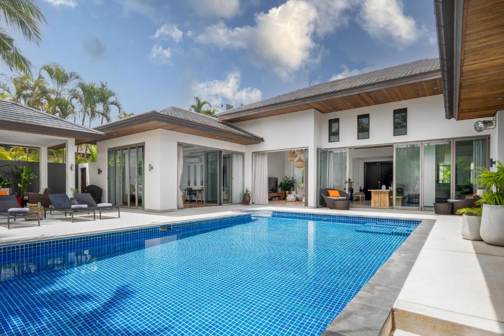 Tropical villa within 5 minutes walk to Bangtao Beach