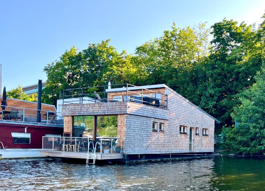 HOUSEBOAT FRED Prague photo 1