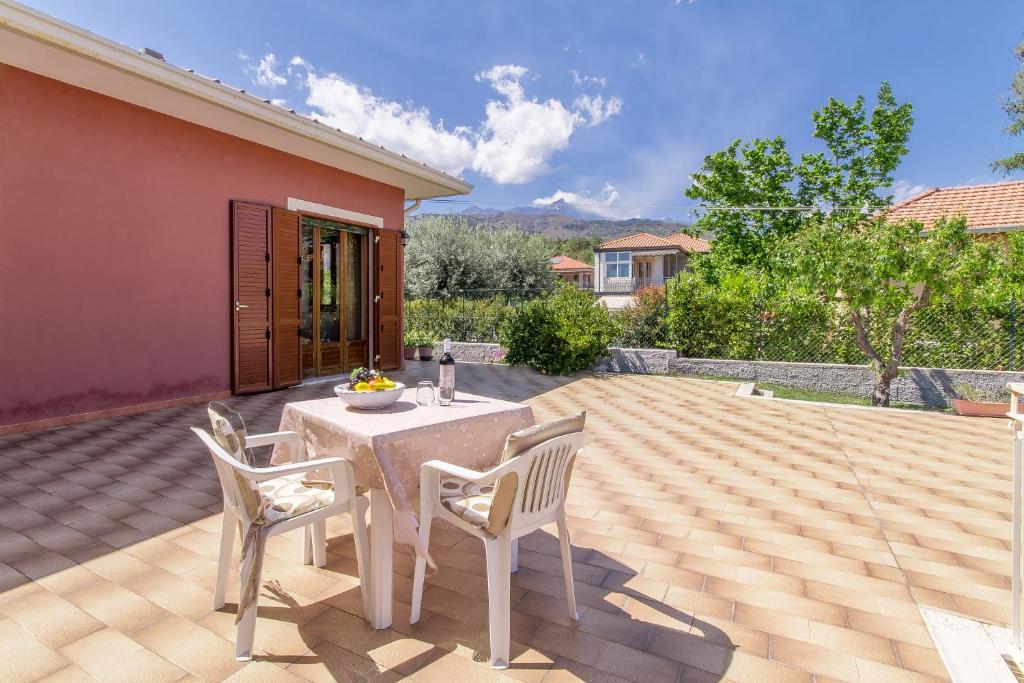 Villa With Volcano View - Happy Rentals photo 1