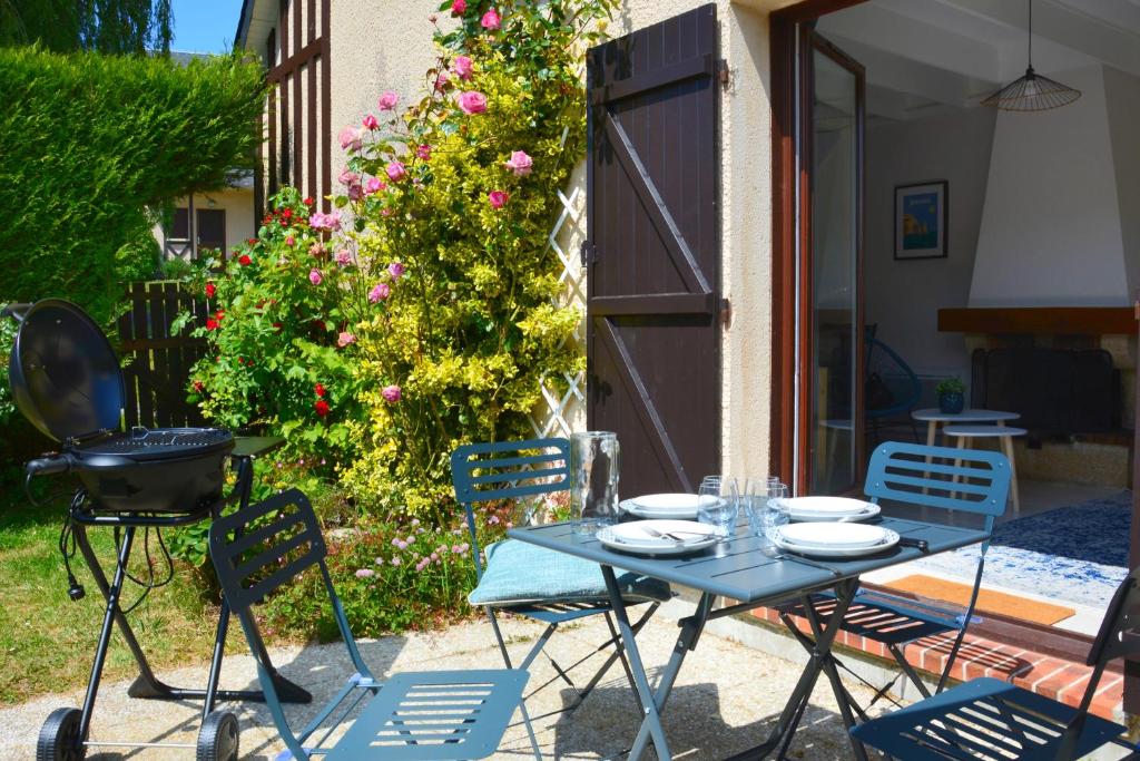 Cottage with large garden 15 minutes walk from the beach