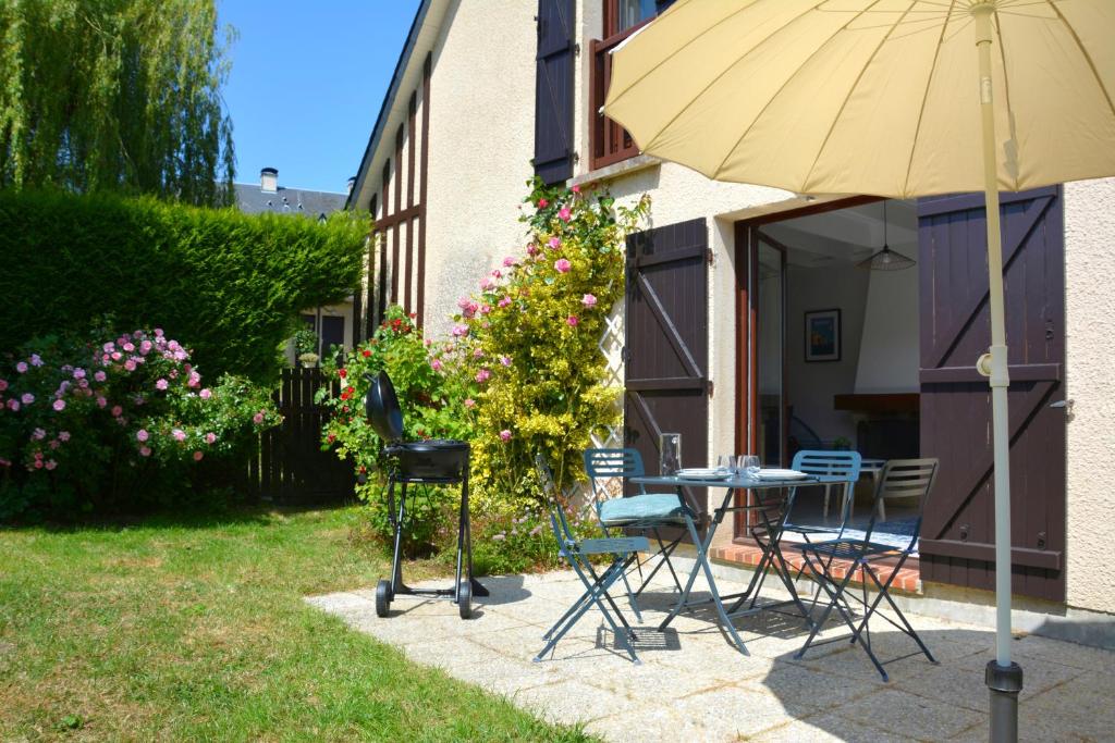 Cottage with large garden 15 minutes walk from the beach photo 1