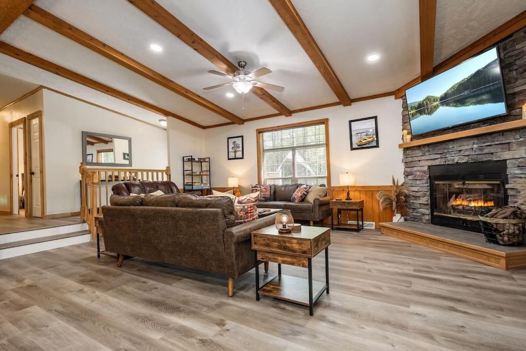 *Entire House • Sleeps 9 • Hot tub • Pets Welcome* photo 1