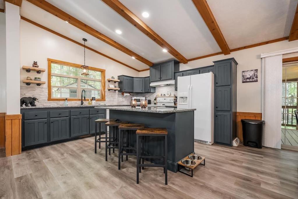 *Entire House • Sleeps 9 • Hot tub • Pets Welcome* photo 3
