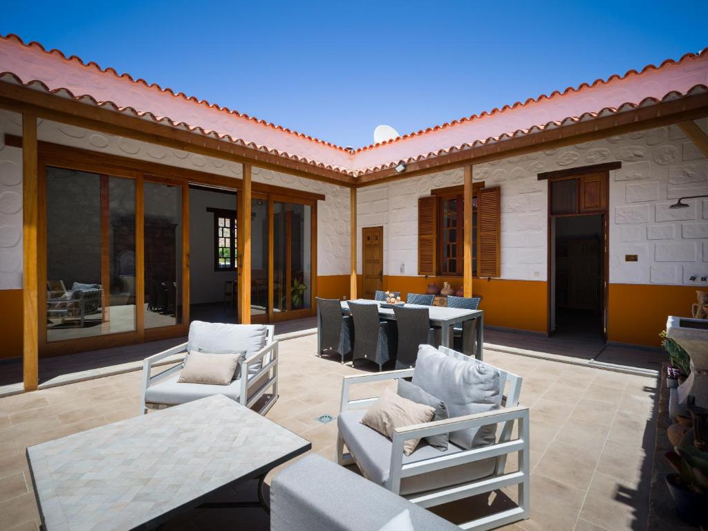 Beautiful beach house in traditional Canarian style photo 1