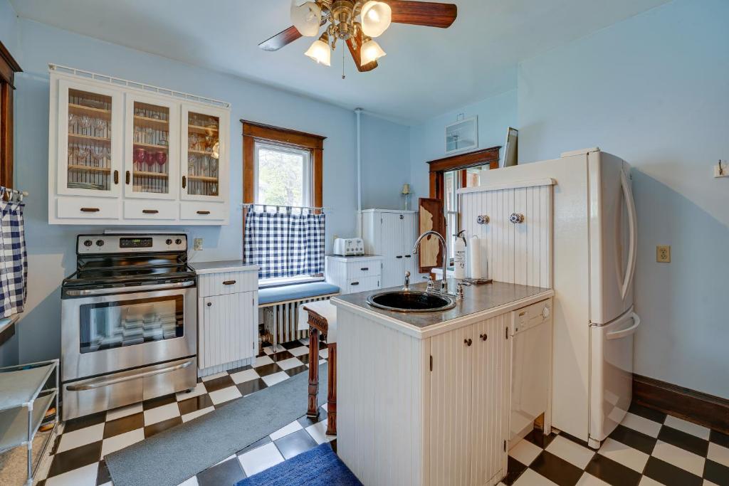 Downtown Victorian Home Near Lake Michigan Beach! photo 1