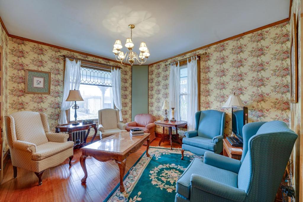 Downtown Victorian Home Near Lake Michigan Beach! photo 3