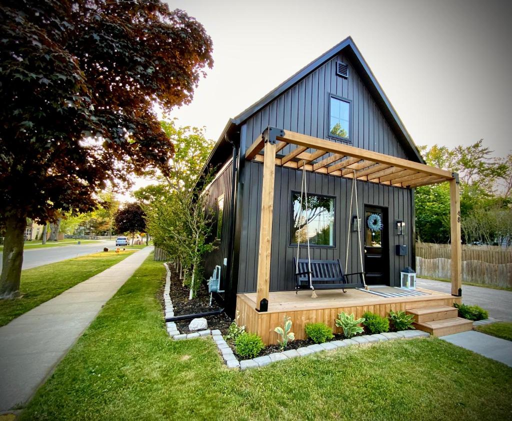Stylish Getaway steps to Spa, Restaurants, Breweries & Shops