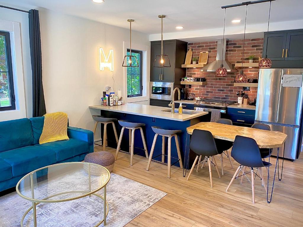 Stylish Getaway steps to Spa, Restaurants, Breweries & Shops photo 1