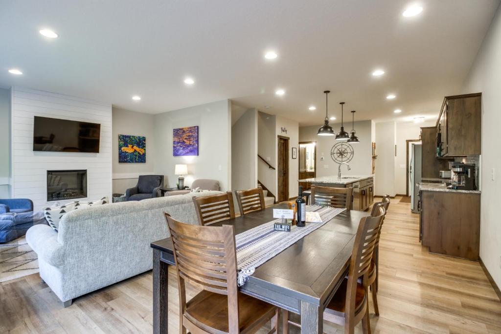 Contemporary Gull Lake Resort Townhome Boat Slip! photo 4