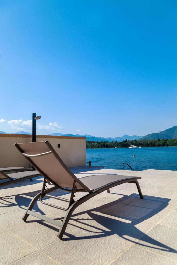 Villa Amari waterfront, step to the sea and berth