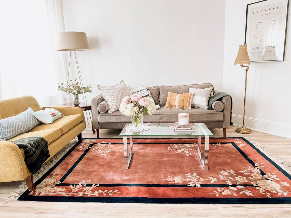 Designer Home 2 Bedroom - 20min to NYC WTC - Private Backyard image