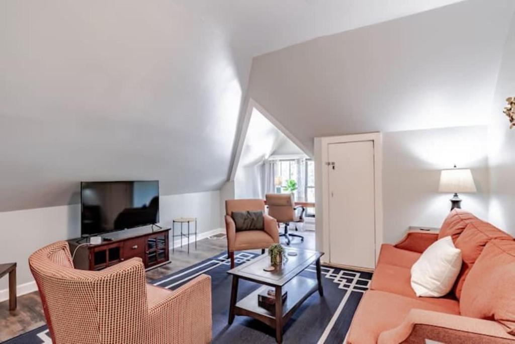 Dauphin District Darling-4 Apartments-FullBuilding - Tap to explore photos