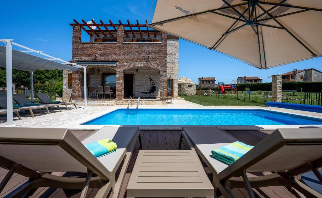 Paradis Villa Stone Queen with Heated Pool photo 4