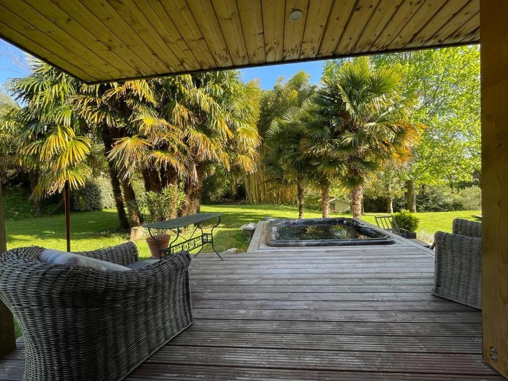 chambre jacuzzi et jardin photo 2
