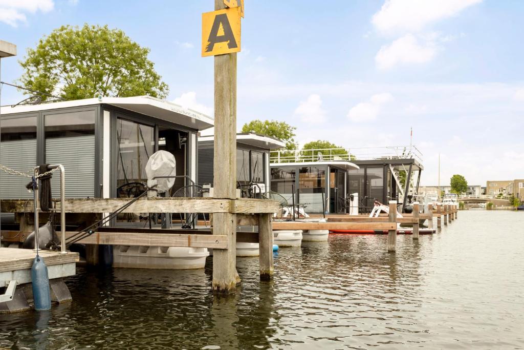 Cosy tiny houseboats near beach and restaurants photo 3