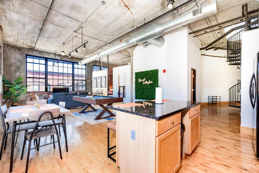 CozySuites Spacious 2BR penthouse w Skyline view