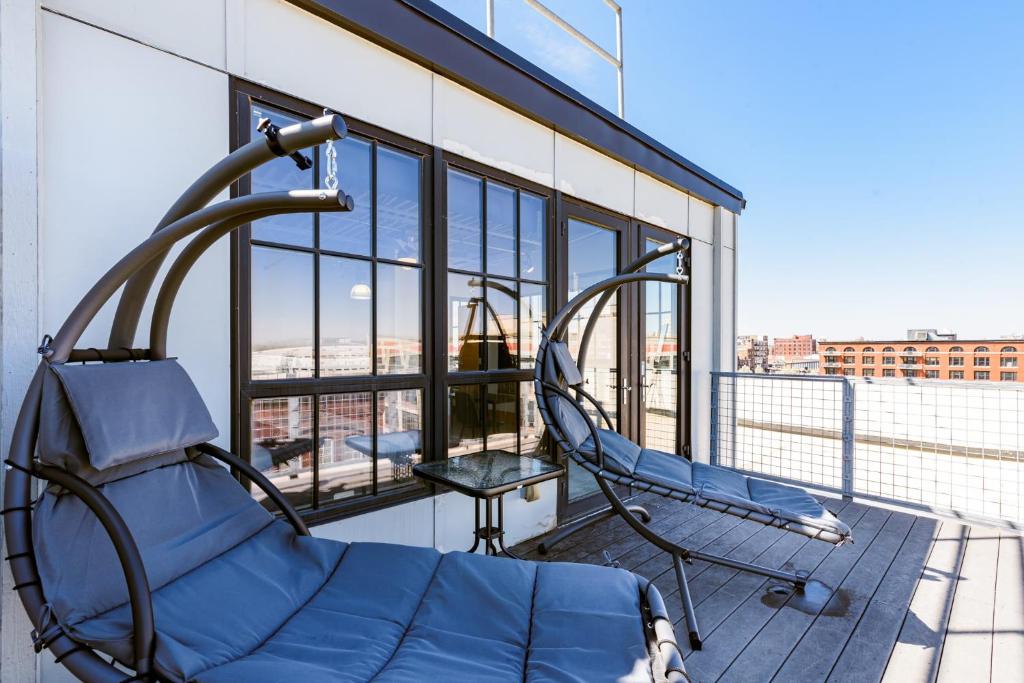 CozySuites Spacious 2BR penthouse w Skyline view photo 2