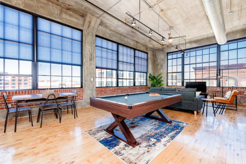 CozySuites Spacious 2BR penthouse w Skyline view photo 1