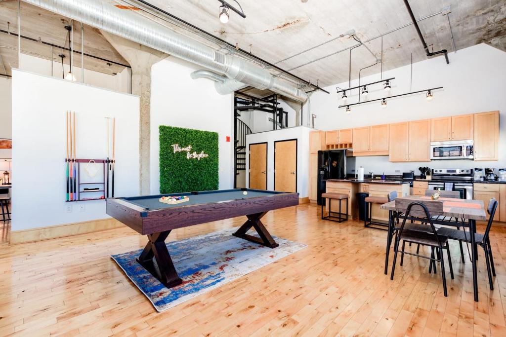 CozySuites Spacious 2BR penthouse w Skyline view photo 3