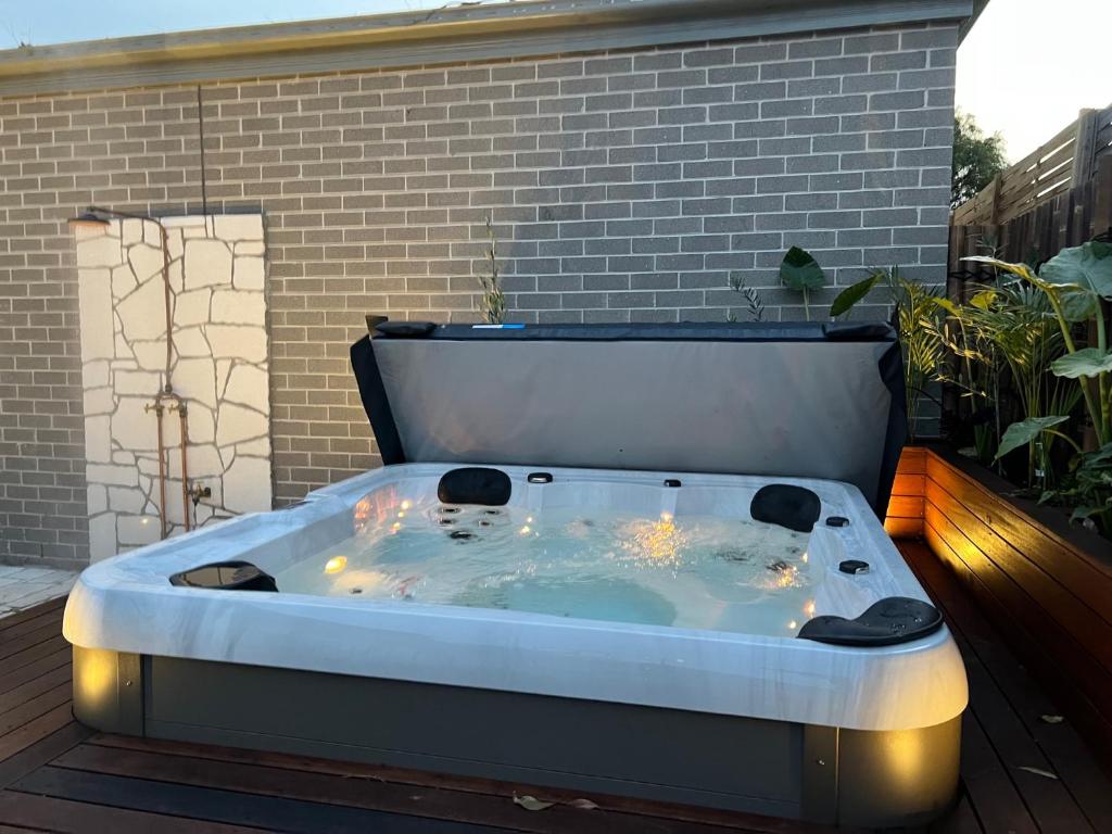 Rosebud Lovely House - Mornington Peninsula 3 BR holiday house - Jacuzzi - BBQ - Basketball ring - Beach - Hot springs photo 3
