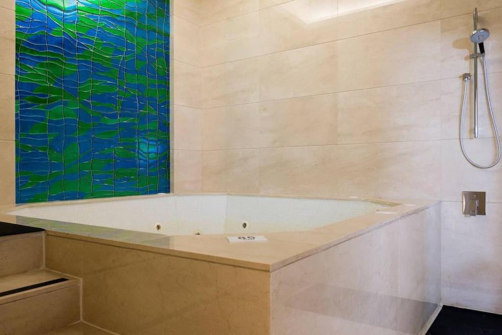 Versace Tower Luxury Suites - Downtown photo 3