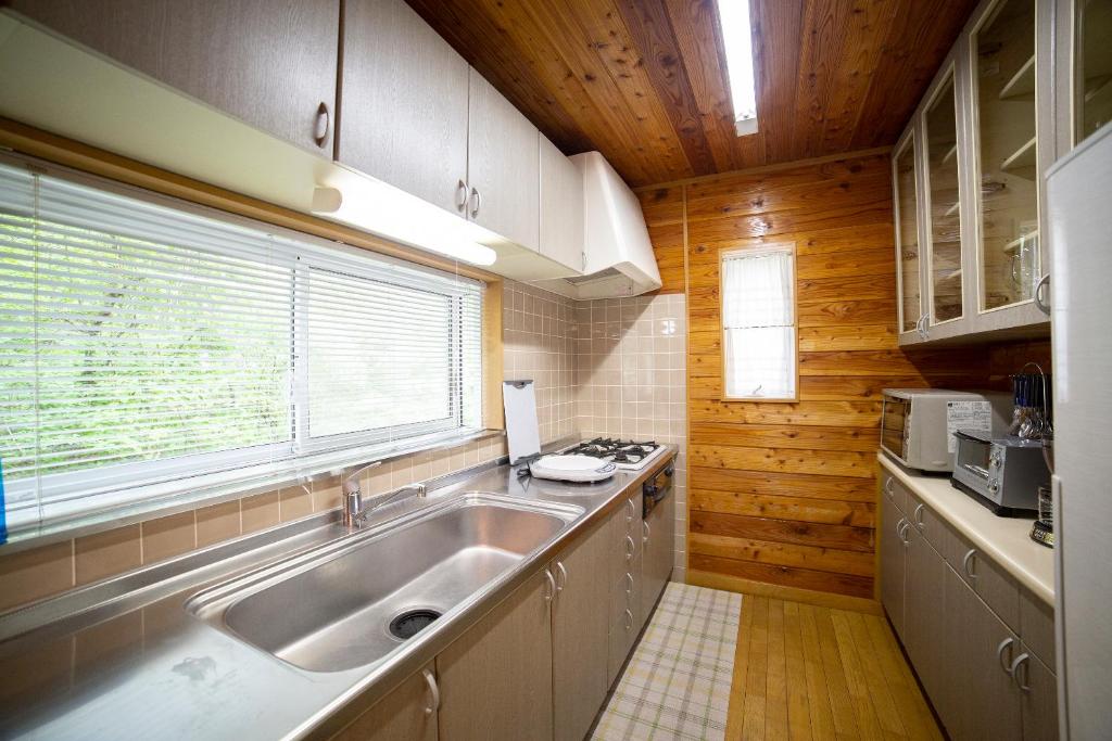 鳥の街77号北軽井沢#木の香りに包まれる癒しの木House#吹き抜けのある貸切別荘#BBQ#ダーツ#カラOK#大画面プロジェクター#駐車可 photo 2