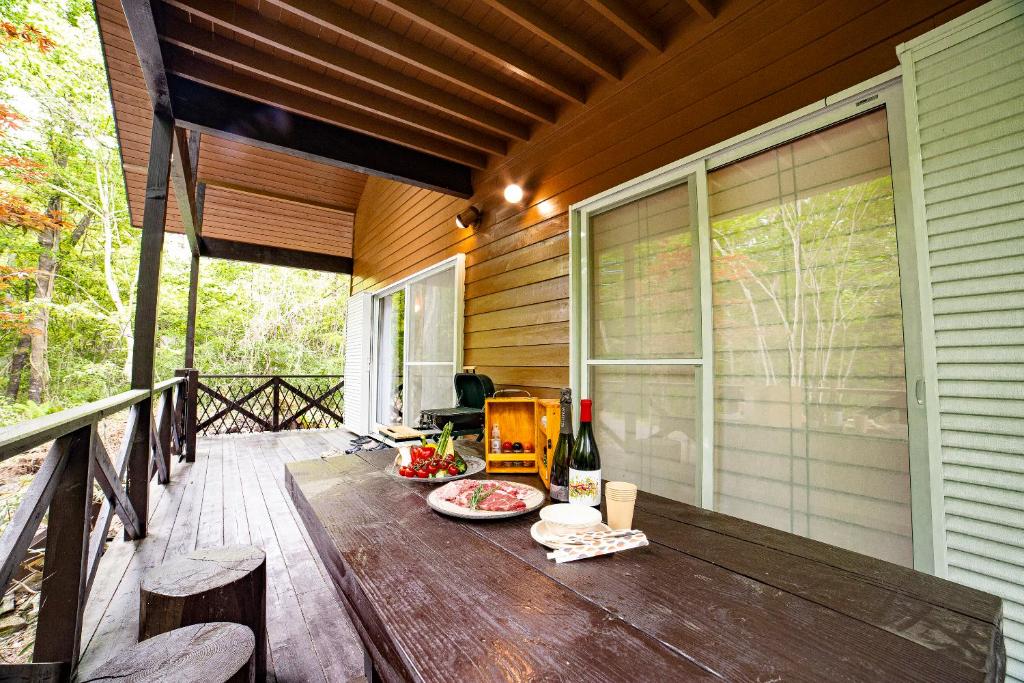 鳥の街77号北軽井沢#木の香りに包まれる癒しの木House#吹き抜けのある貸切別荘#BBQ#ダーツ#カラOK#大画面プロジェクター#駐車可 photo 3
