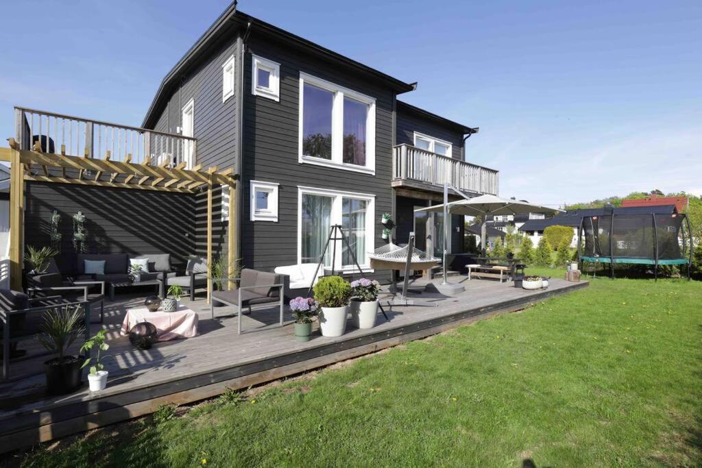 Sjønært hus på idylliske Husøy
