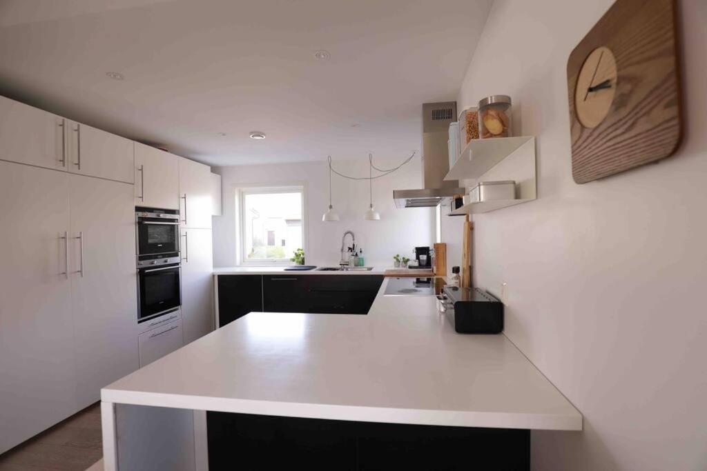 Sjønært hus på idylliske Husøy photo 1