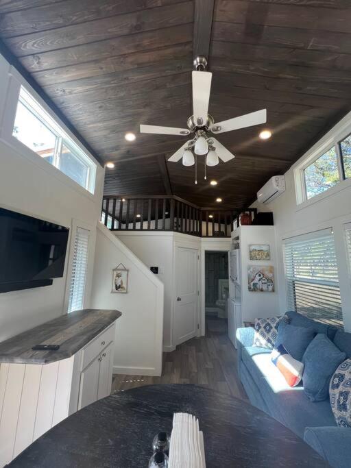 Fox Hollow - Tiny home with Cypress Creek access, park like setting photo 4